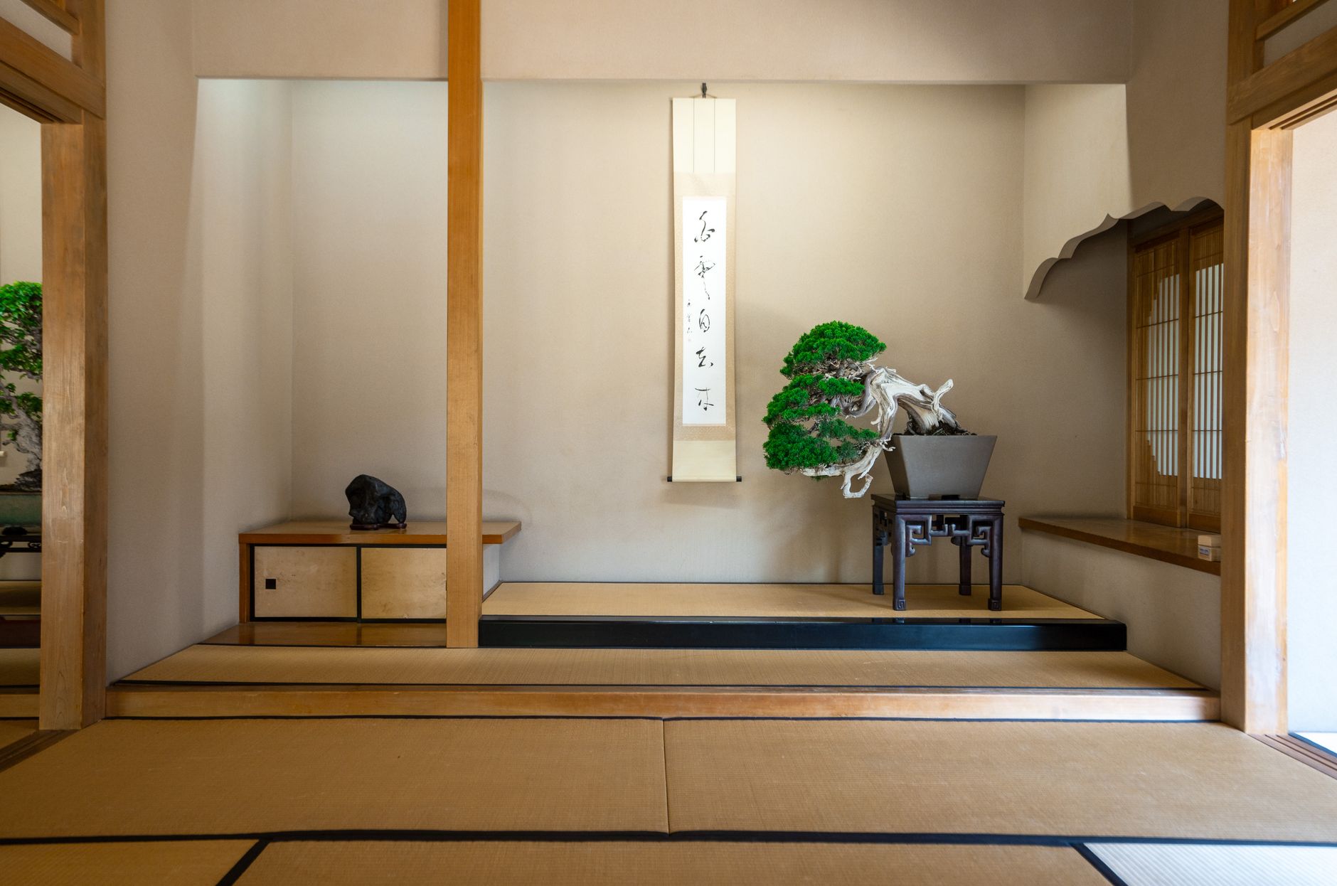 Interieur japonais minimaliste illustrant les principes du wabi-sabi