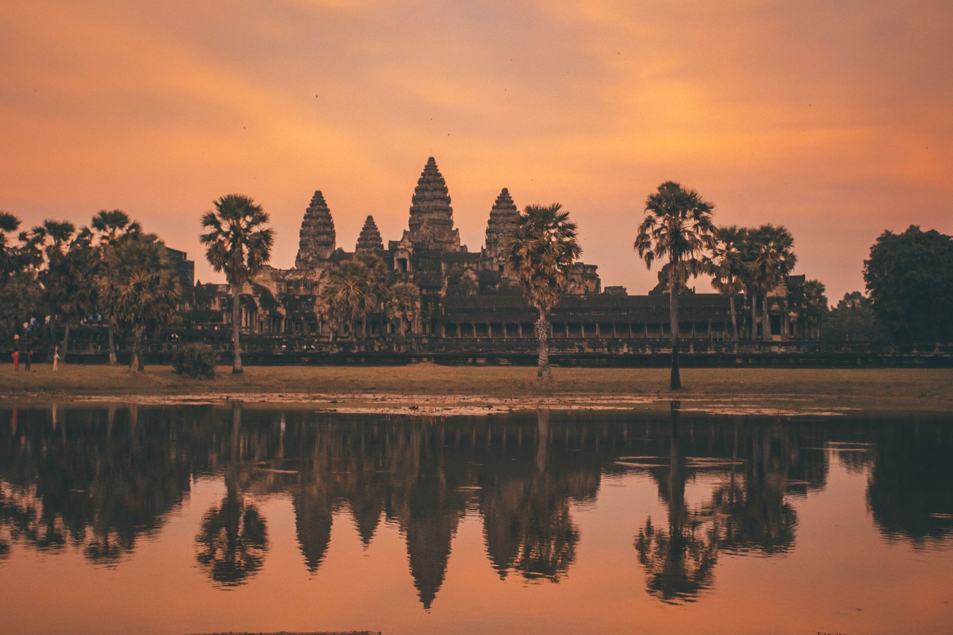 Lever de soleil sur Angkor Wat et son bassin de réflexion, Cambodge