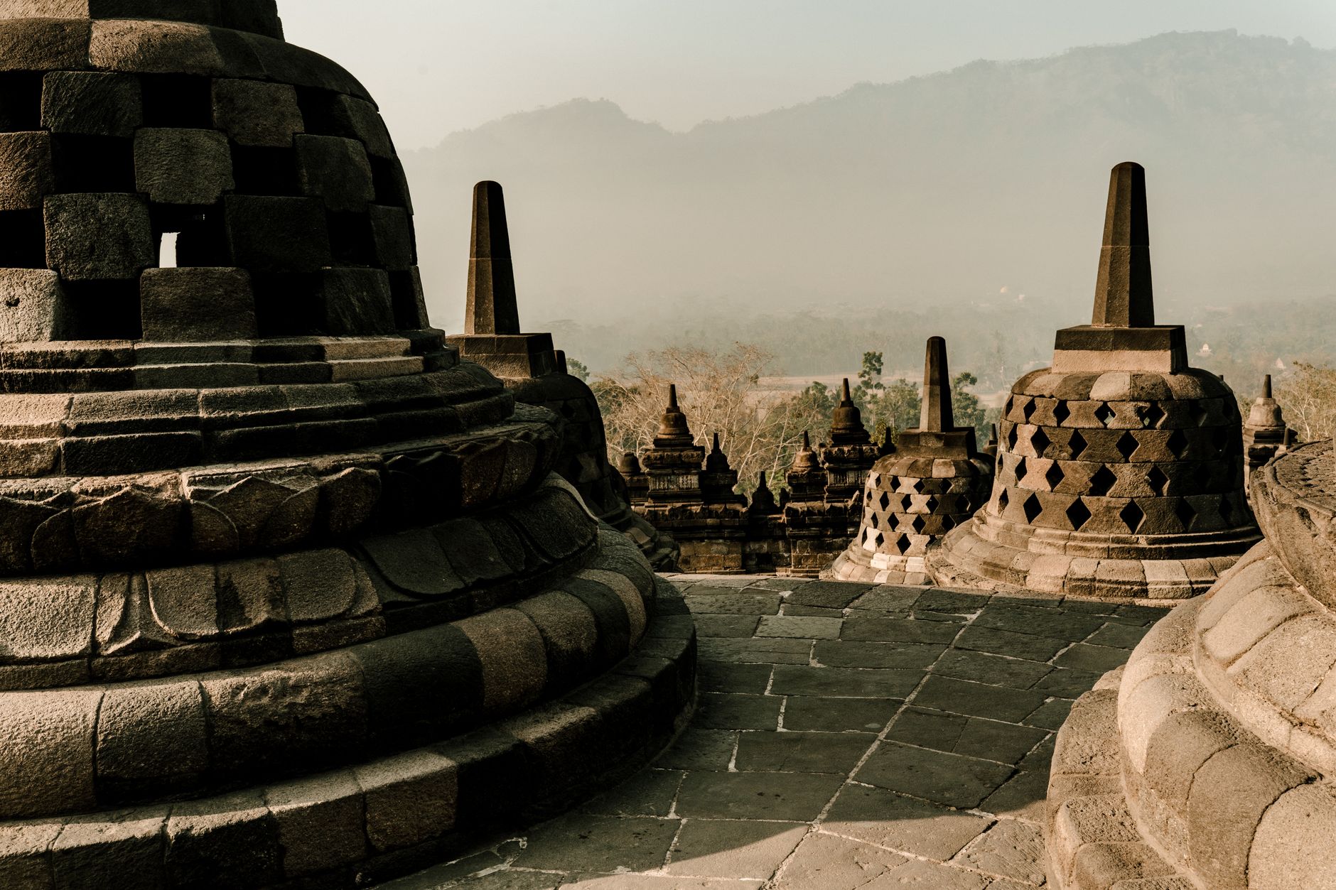 Le temple de Borobudur au lever du soleil avec ses stupas en cloche