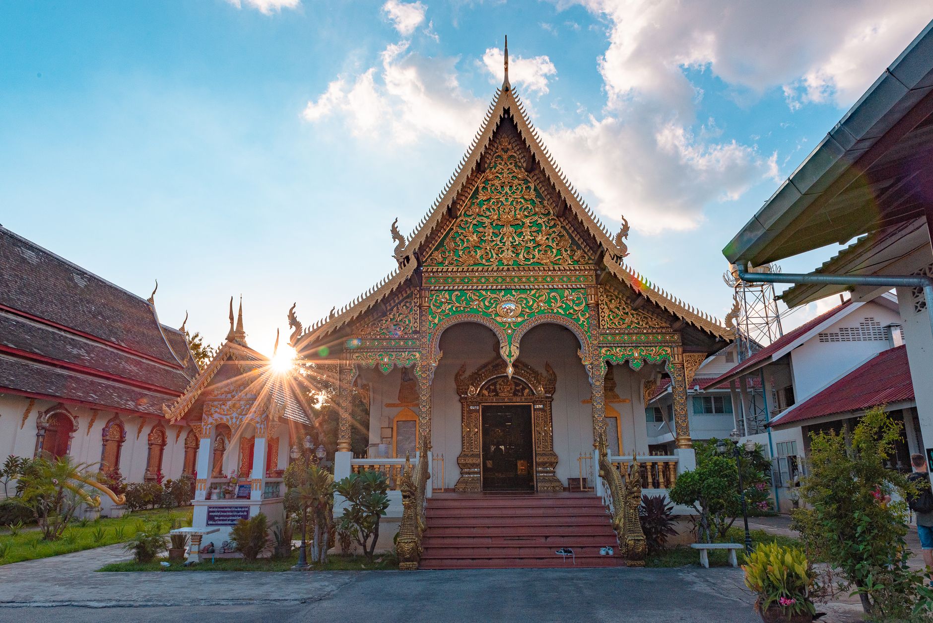 Stupa dore d'un temple bouddhique a Chiang Mai