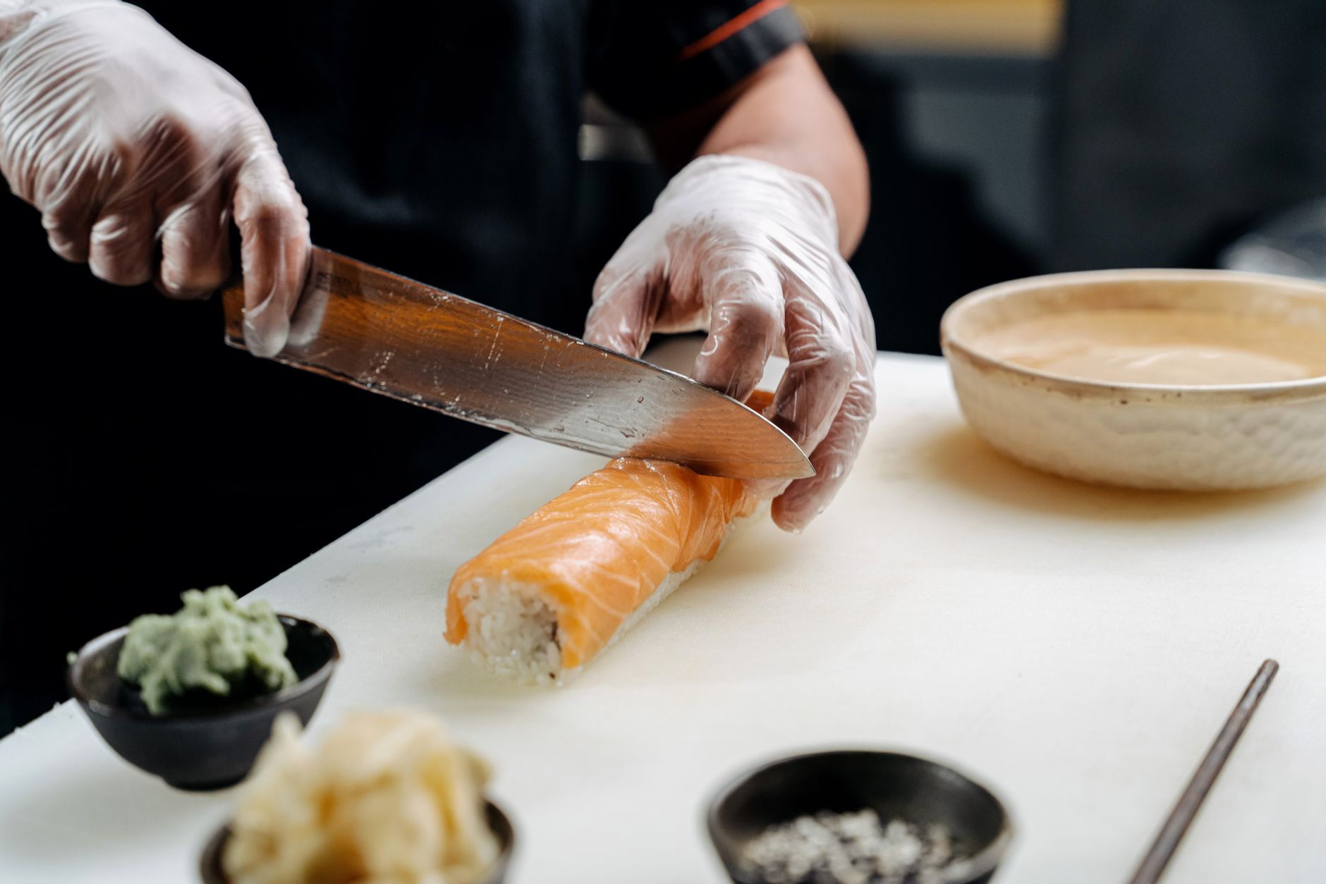 Couteau japonais tranchant une pièce de poisson