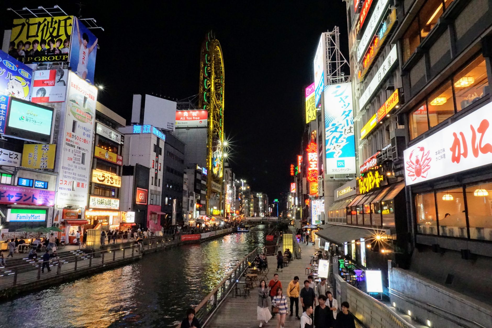 Le canal de Dotonbori illuminé la nuit à Osaka