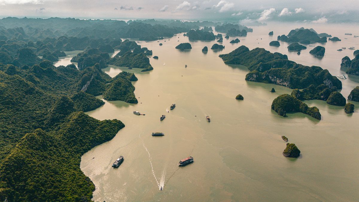 Vue aérienne de la baie d'Ha Long au Vietnam avec ses îlots calcaires
