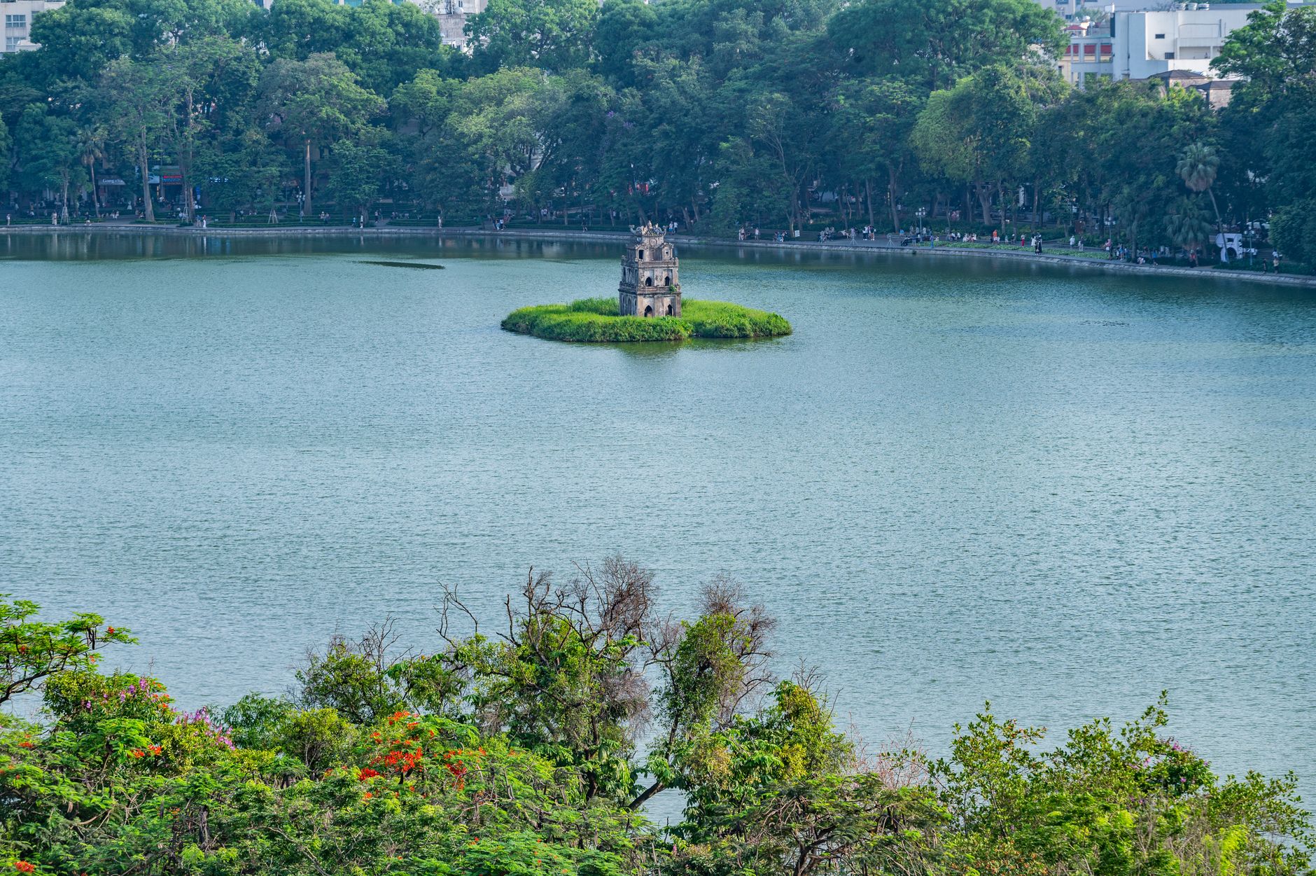 Le pont rouge The Huc et le lac Hoan Kiem au cœur de Hanoï