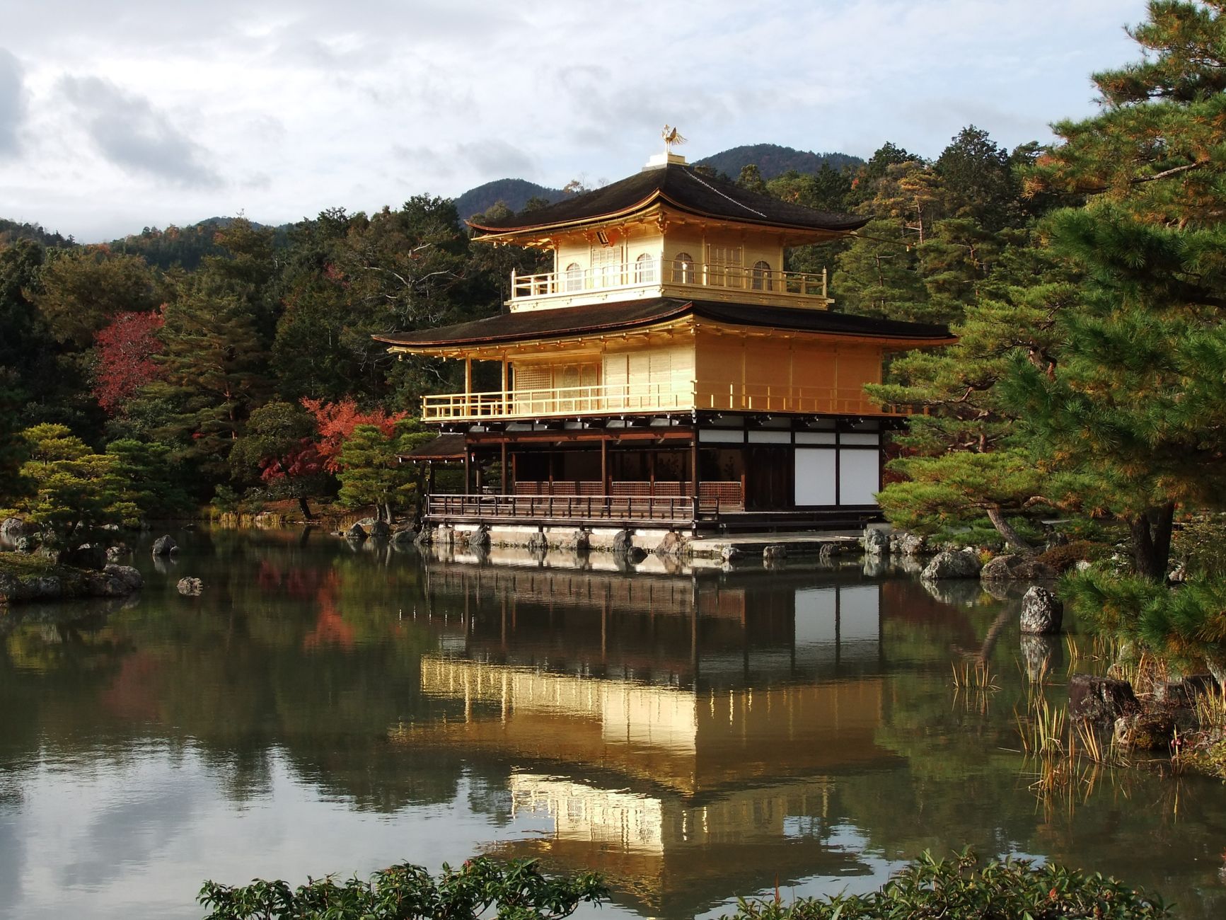Le Pavillon d'or Kinkaku-ji se reflétant dans un bassin à Kyoto