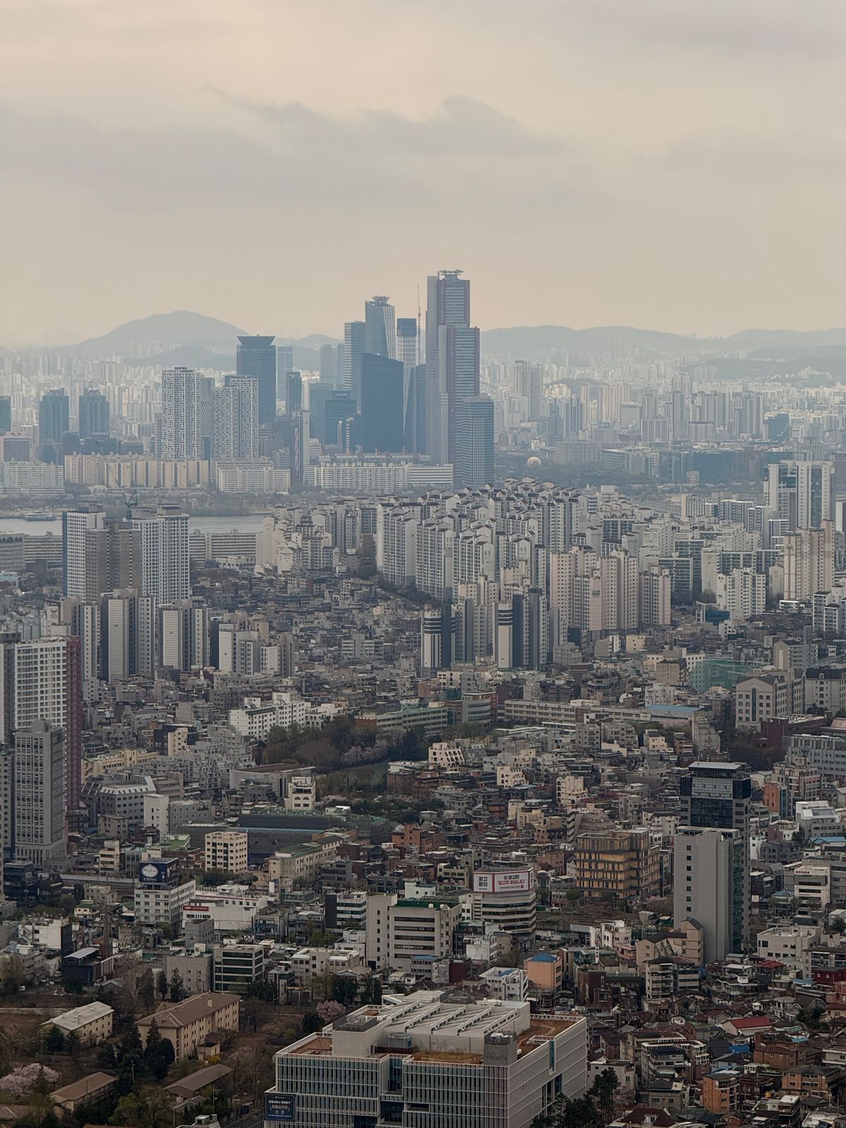 Skyline de Séoul avec ses gratte-ciel sous un ciel nuageux