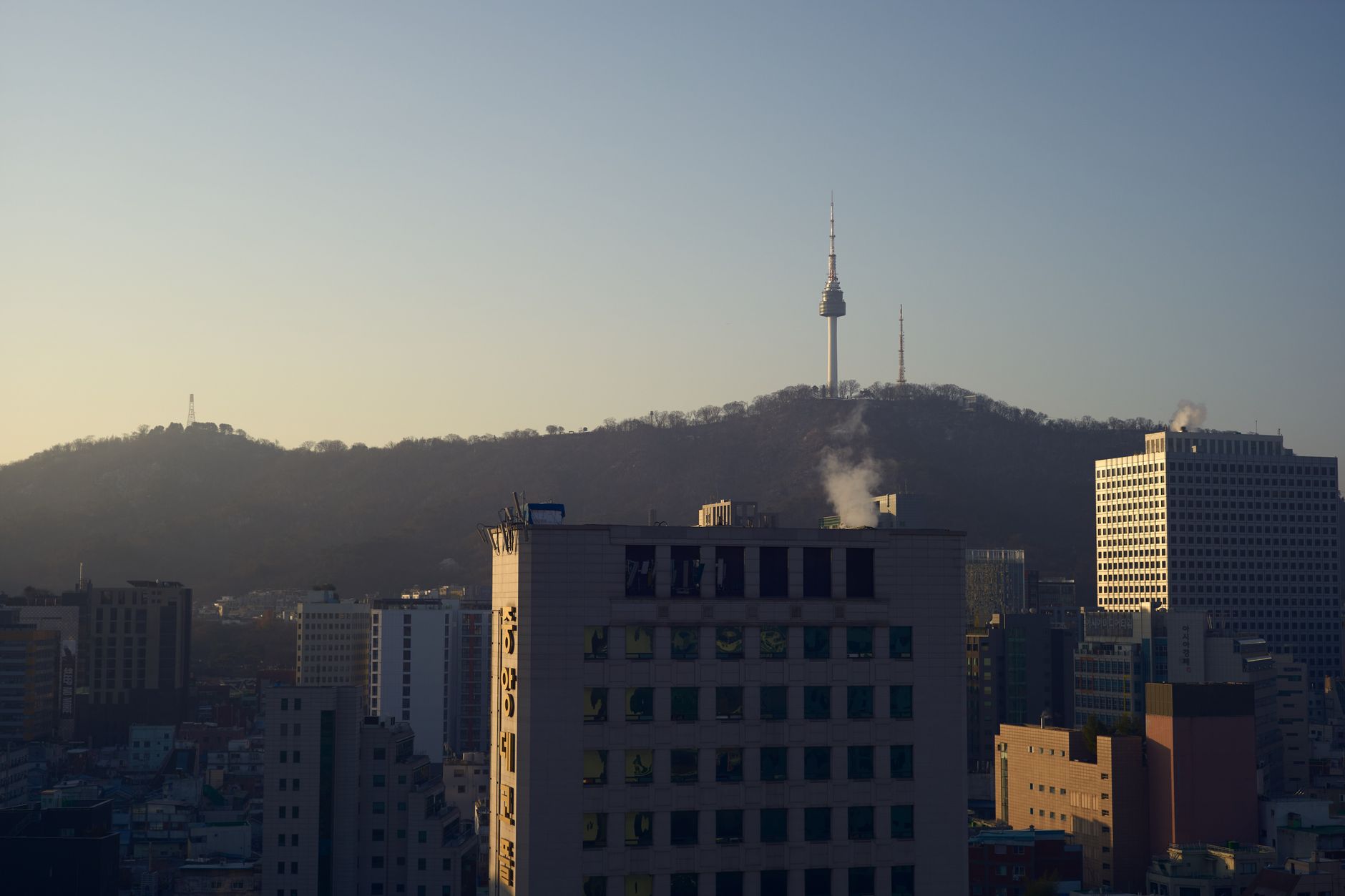Panorama de Séoul avec la tour Namsan au coucher du soleil