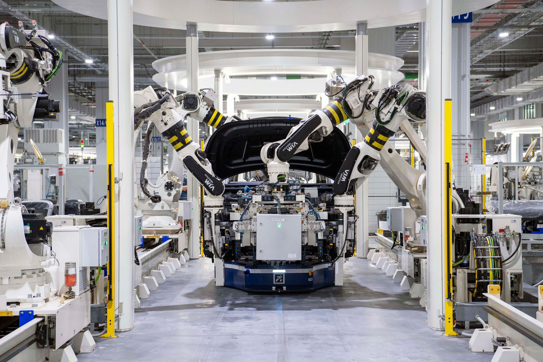 Robots assemblant une voiture dans une usine automobile