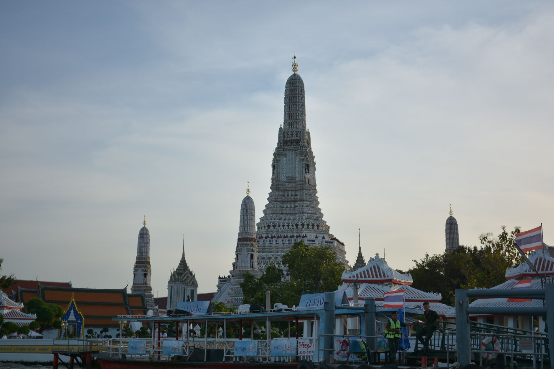 Le temple Wat Arun au bord du fleuve Chao Phraya à Bangkok