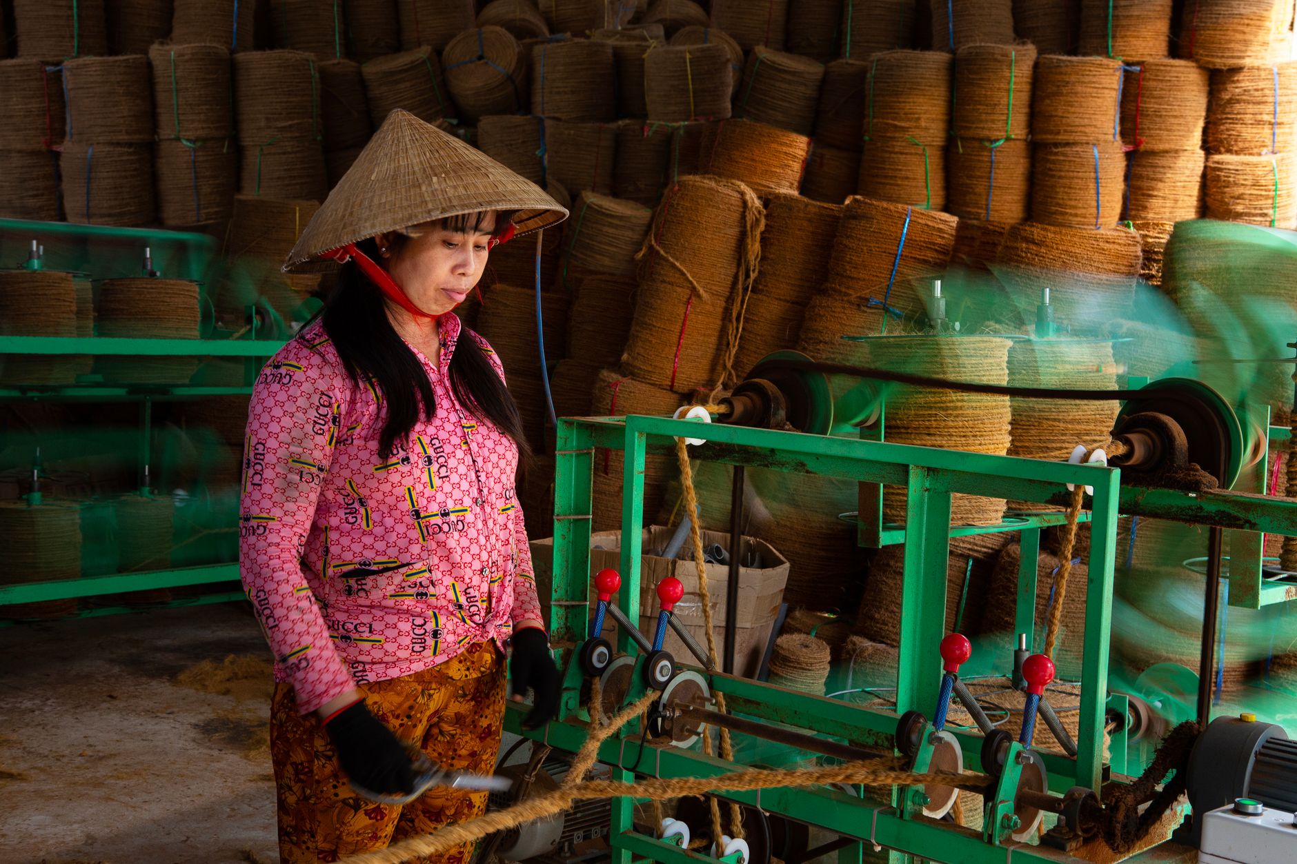 Ouvrier dans une usine vietnamienne illustrant le rôle du Vietnam comme nouvelle usine du monde