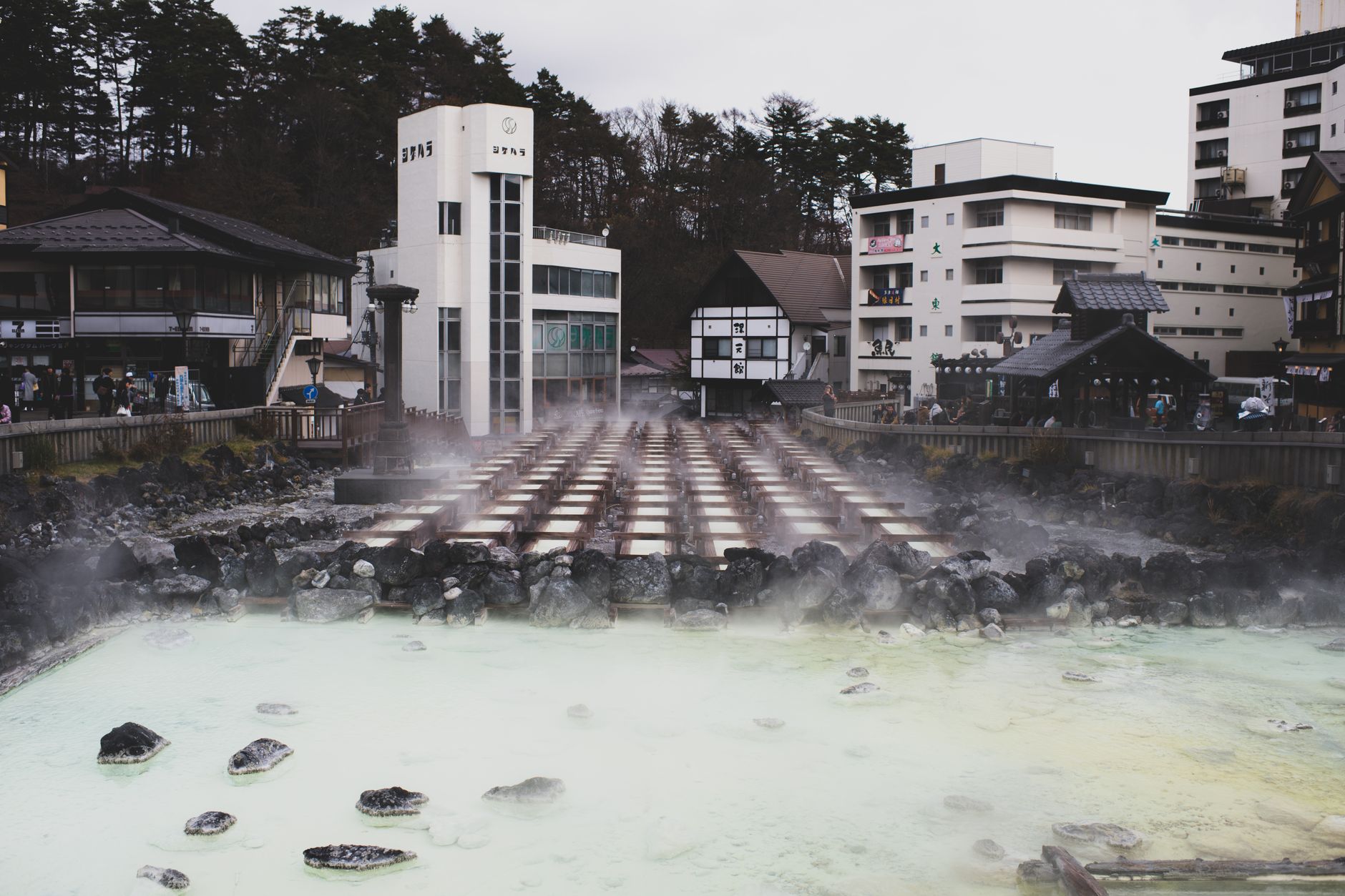 Onsen japonais en plein air entoure de neige