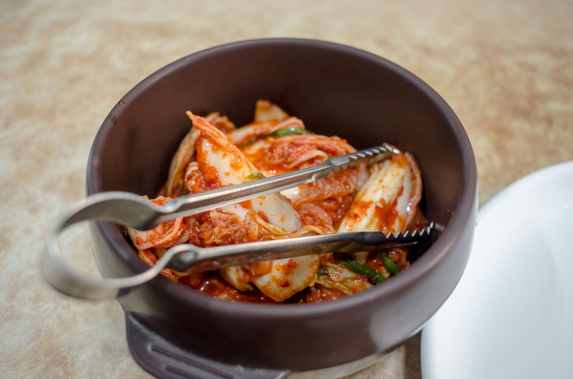 Bols de kimchi sur une table coreenne