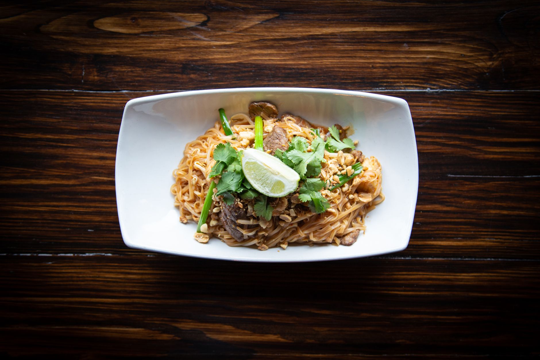 Assiette de pad thai aux crevettes et cacahuètes