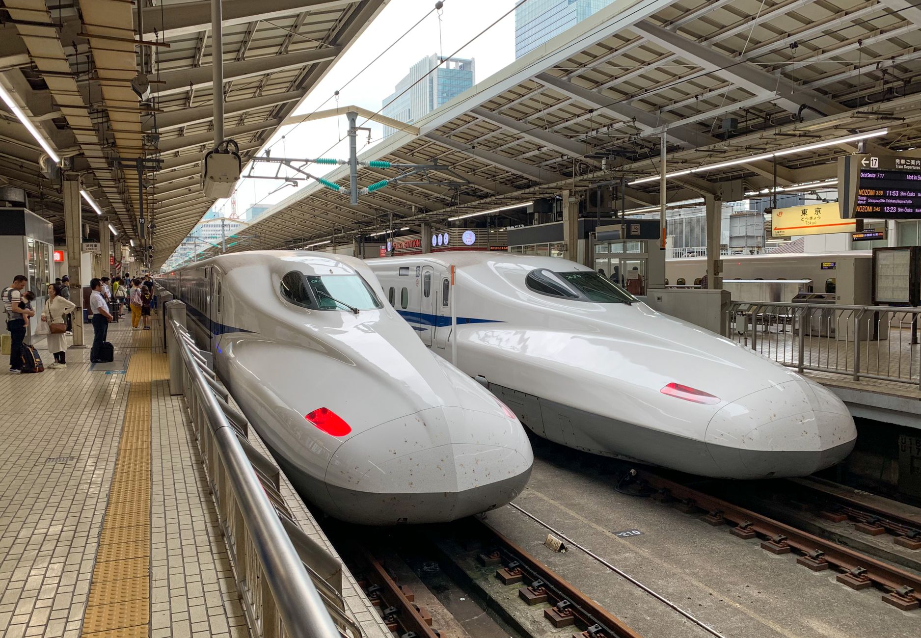 Deux Shinkansen blancs a quai a la gare de Tokyo