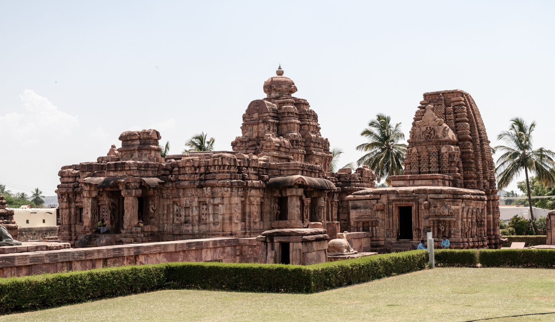 Temple hindou en pierre orne de sculptures foisonnantes