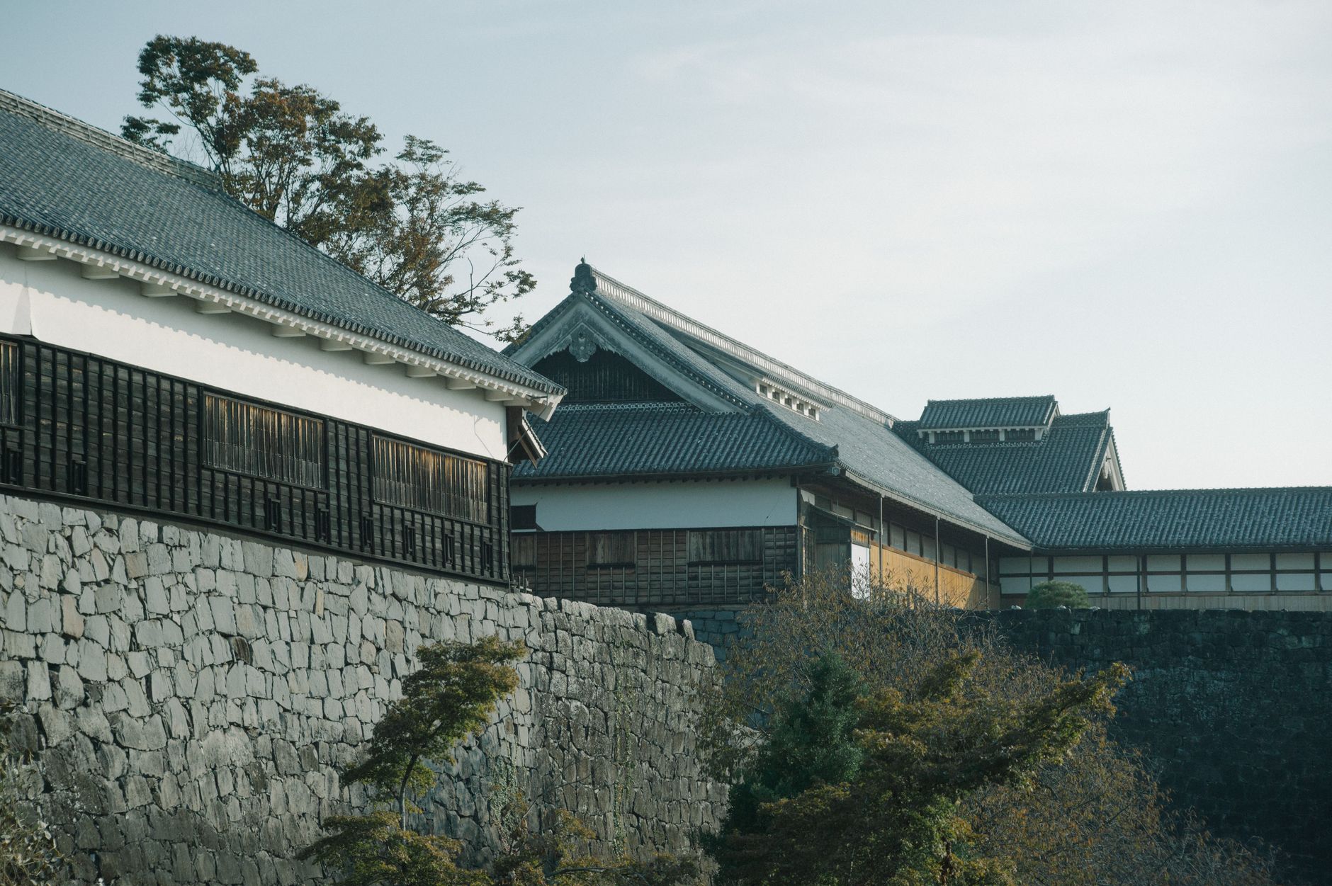 Les murs et toits traditionnels du chateau de Kanazawa