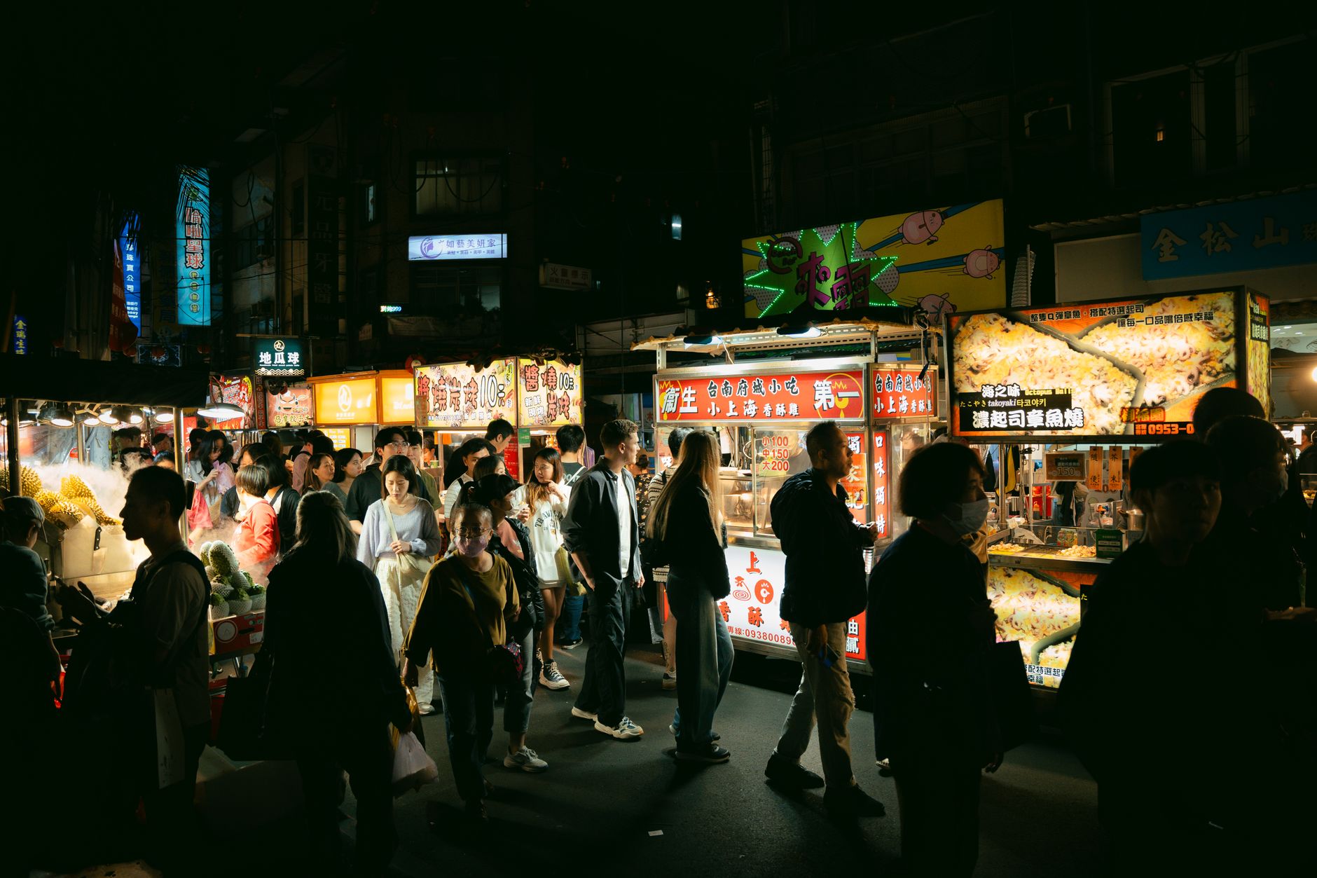 Marche de nuit asiatique illumine avec ses stands de street food