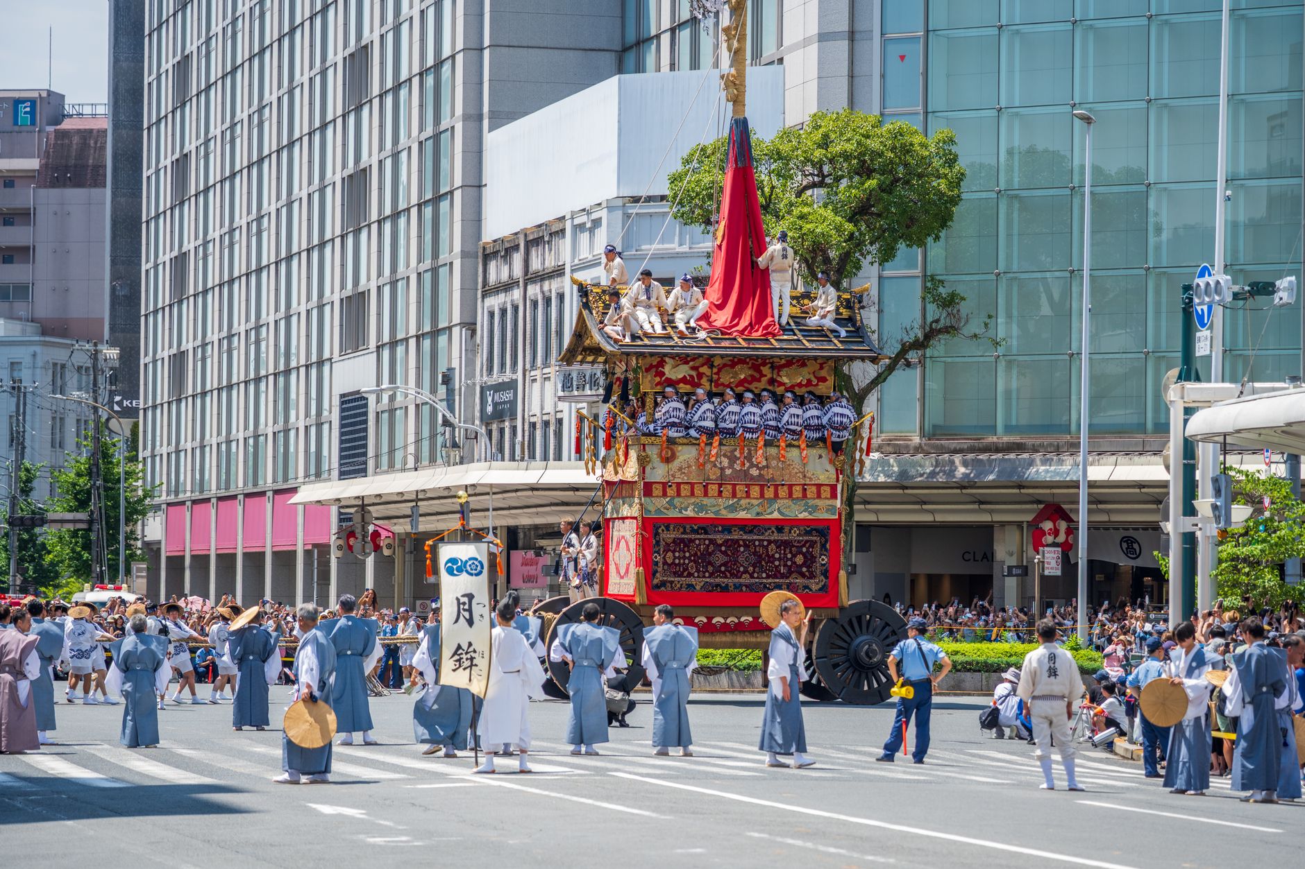 Char traditionnel du Gion Matsuri defilant dans les rues de Kyoto