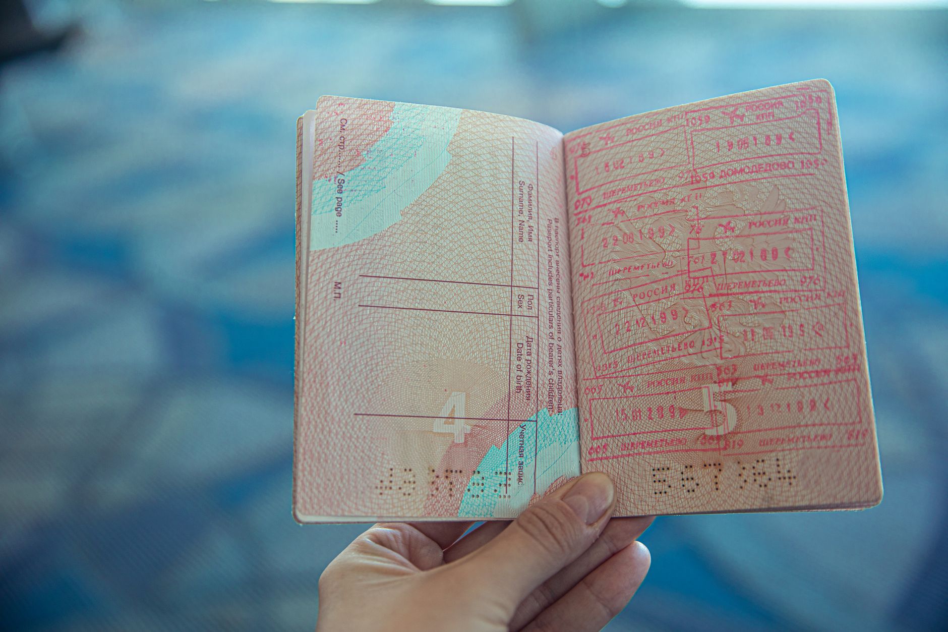 Tampons de visa et de passage aux frontières sur un passeport