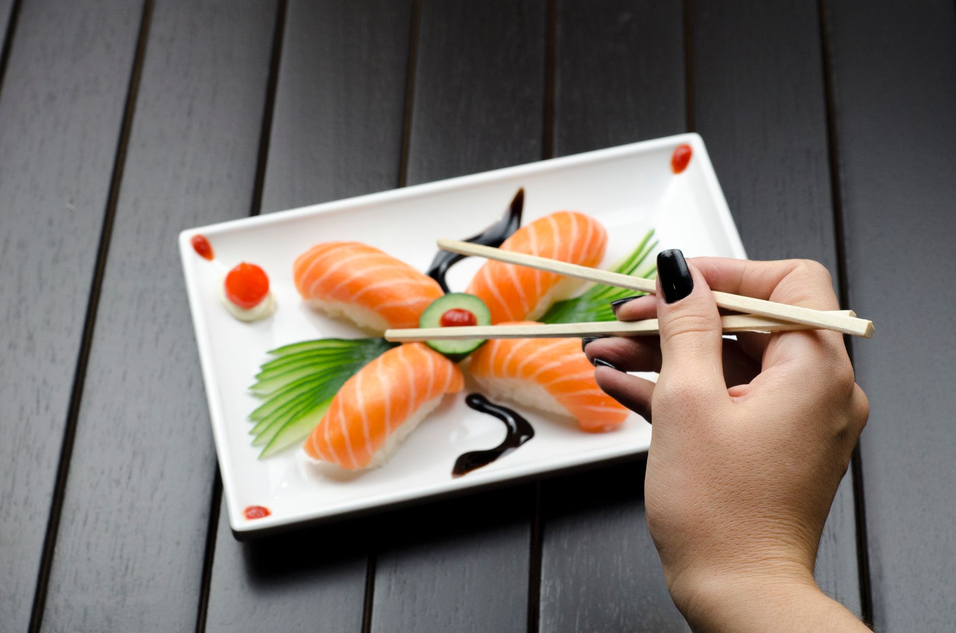 Assortiment de nigiri sushi au poisson frais sur le riz vinaigré
