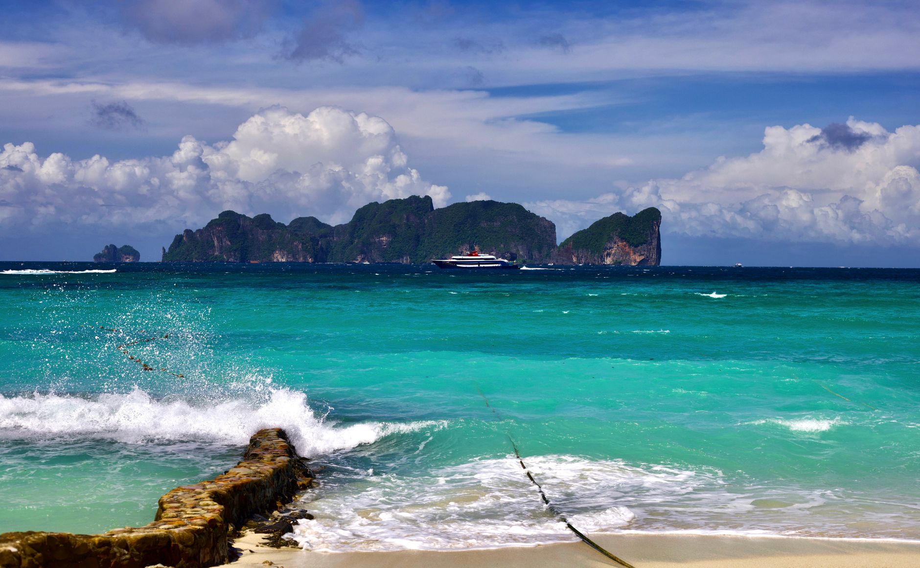 Plage tropicale et mer turquoise d'une île du sud de la Thaïlande