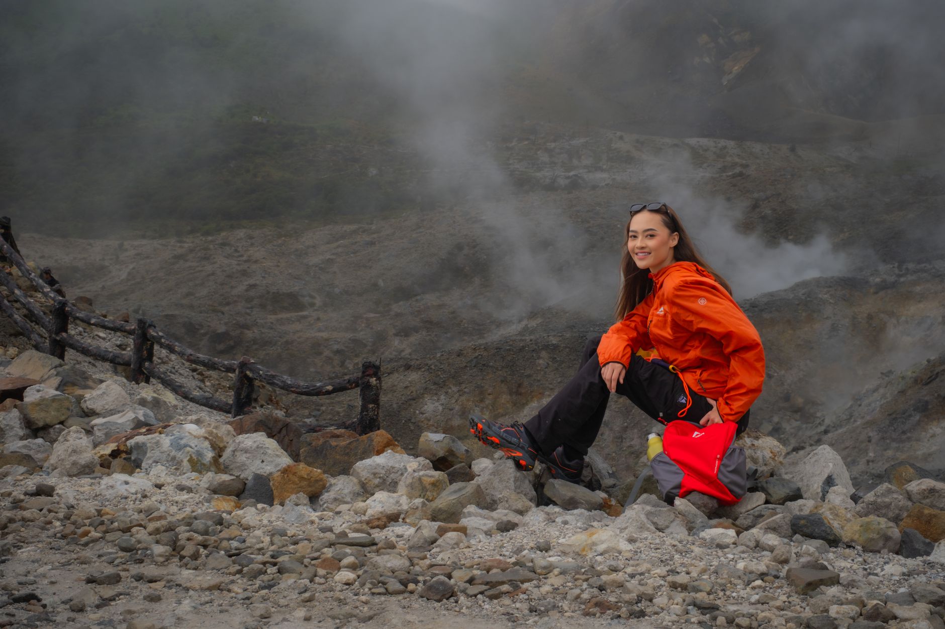 Randonneuse gravissant un volcan en Indonésie